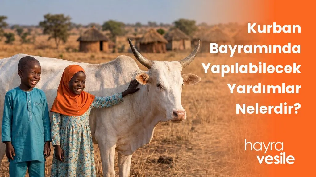 Bir kurbanlık büyükbaş hayvanın yanında duran iki Afrikalı çocuk ve yanlarında 'Kurban Bayramında Yapılabilecek Yardımlar Nelerdir' başlığı