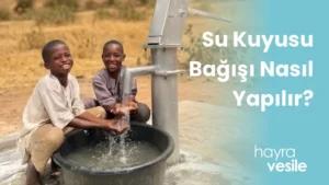 Bir el pompalı su kuyusu yanında iki Afrikalı çocuk ve yanlarında 'Su Kuyusu Bağışı Nasıl Yapılır?' başlığı