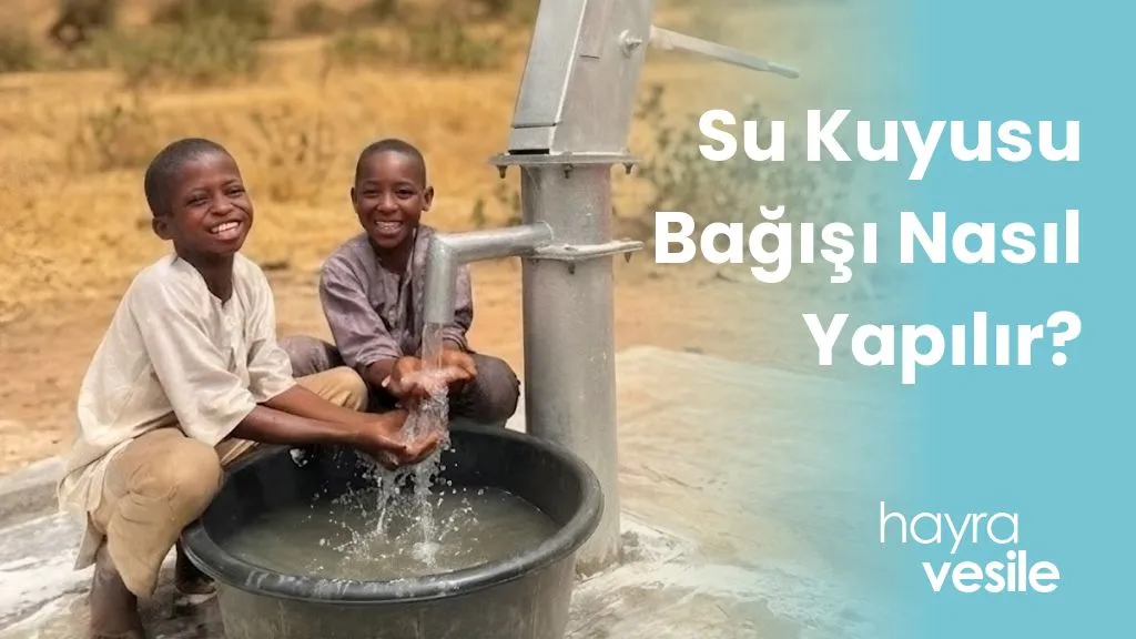 Bir el pompalı su kuyusu yanında iki Afrikalı çocuk ve yanlarında 'Su Kuyusu Bağışı Nasıl Yapılır?' başlığı