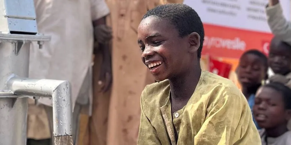 'Aşure Günü Anlamı, Önemi ve Fazileti' başlığı için Afrikalı bir çocuğun kuyu başında suya sevinmesi