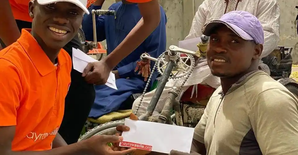 'Berat Kandili Anlamı, Önemi ve Fazileti' başlığı için Afrikalı bir adama yapılan sadaka yardımı