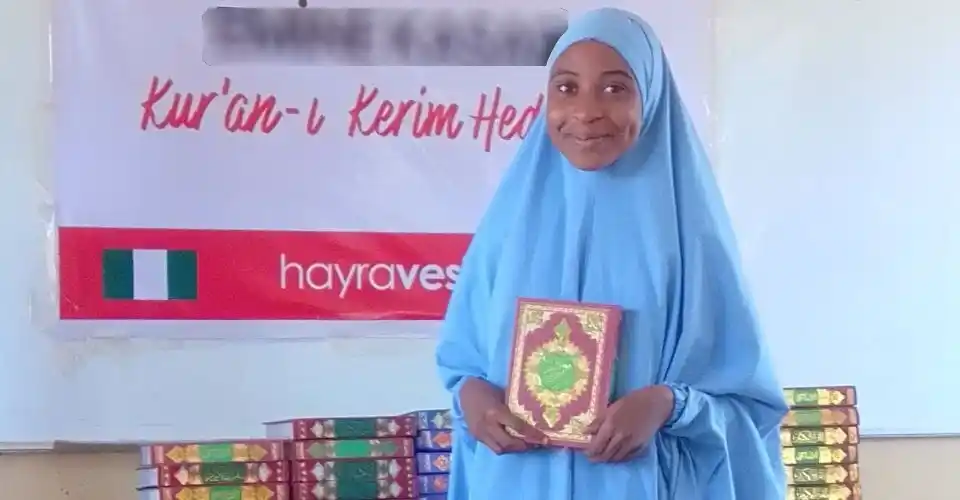 'Kadir Gecesi Anlamı, Önemi ve Fazileti' başlığı için Afrikalı bir kıza Kuran hediyesi verilmesi