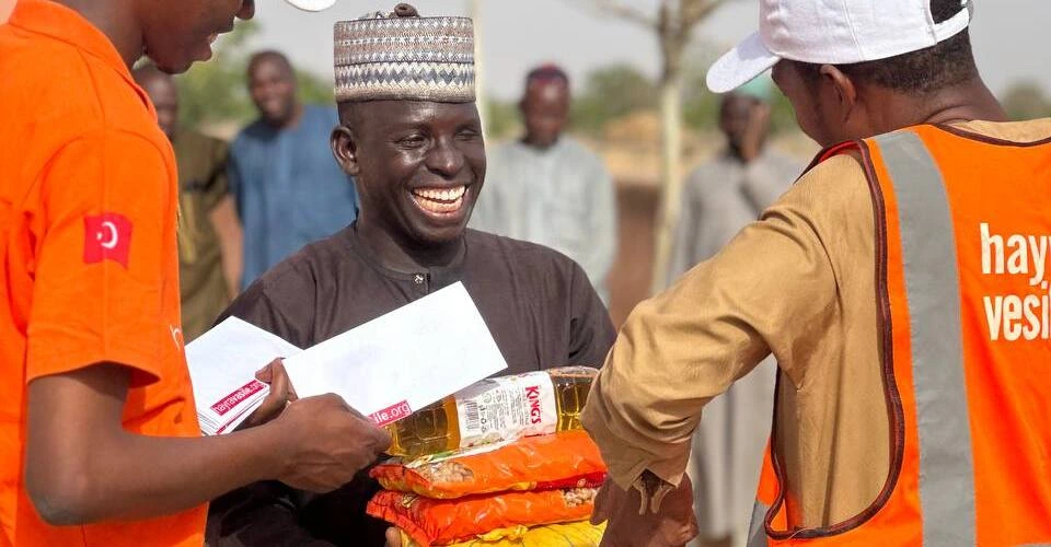 'Kadir Gecesi Anlamı, Önemi ve Fazileti' başlığı için Afrikalı bir adama yapılan erzak yardımı