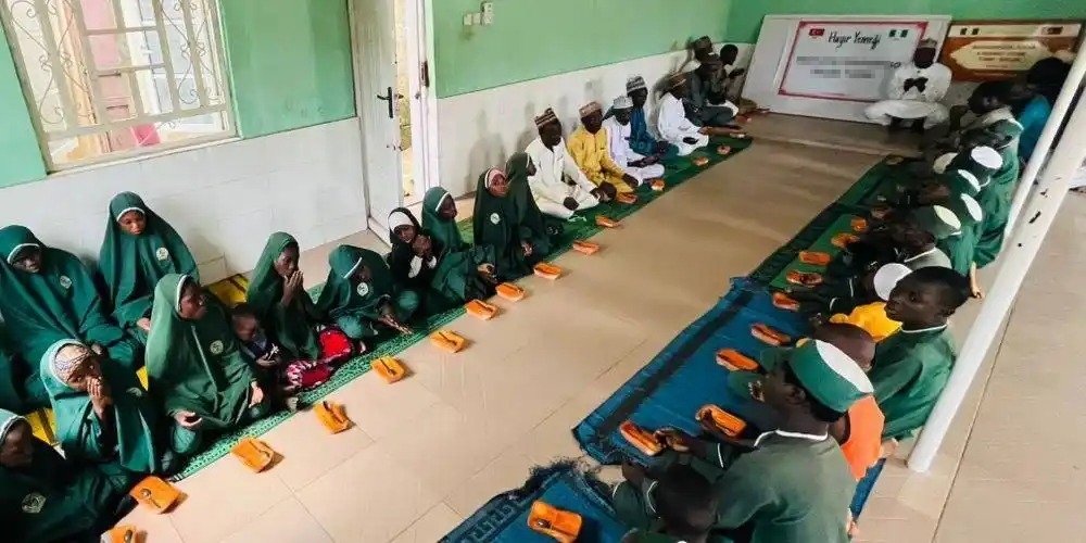 'Miraç Kandili Anlamı, Önemi ve Fazileti' başlığı için Afrikalı talebelere verilen bir hayır yemeği