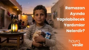 Elinde pide, hurma, süt tutan ve arkasında Ramazan sofrası kurulmuş olan çocuğun yanında 'Ramazan Ayında Yapılabilecek Yardımlar Nelerdir?' başlığı