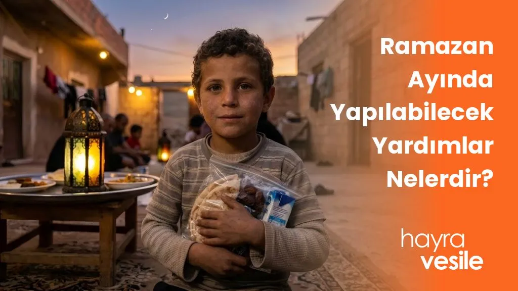 Elinde pide, hurma, süt tutan ve arkasında Ramazan sofrası kurulmuş olan çocuğun yanında 'Ramazan Ayında Yapılabilecek Yardımlar Nelerdir?' başlığı