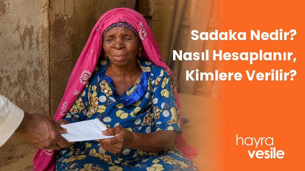 Afrikalı bir teyzeye sadaka yardımı için zarf uzatılması ve yanında 'Sadaka Nedir? Nasıl Hesaplanır ,Kimlere Verilir' başlığı